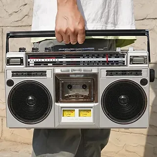 Kassetten-Boombox mit AM/FM-Radio und integrierten Stereo-Lautsprechern, umfangreiche Bluetooth-Kompatibilität für schnelles Pairing von Geräten