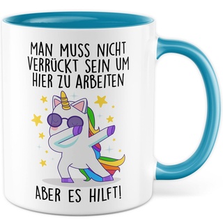 Tasse Büro Geschenk, Man muss nicht verrückt sein um hier zu arbeiten - Aber es hilft Geschenkidee Kollegen Kaffeetasse mit Spruch lustig Kaffee-Becher Willkommen Kollegin Arbeit (Weiß/Blau)