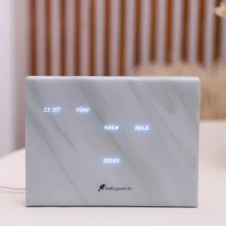 build-yours BoxClock Weißer Marmor Optik – Digitale Tischuhr mit LED-Anzeige, WLAN und verstellbarem Ständer – Schlanke Uhr für Büro, Zuhause und Moderne Einrichtung