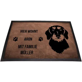 Tierisch-tolle Geschenke Dackel Rauhaar Fußmatte mit Namen innen und außen | Hier wohnt (Name1) mit Familie (Name2)| rutschfest | Waschbar | (Braun (40 x 60 cm))