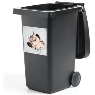 MuchoWow Wandsticker Kätzchen - Lustig - Bett - Kinder - Jungen - Mädchen - Kinder (1 St), Mülltonnen-Aufkleber, Mülleimer, Mülltonne, Sticker, 40x40 cm bunt 40 cm x 40 cm x 0.1 cm