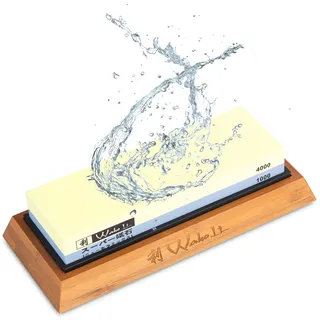 Wakoli Schleifstein 1000/4000 (beidseitig) | aus Korund | mit Holz- & Silikonhalterung | mit Wasser oder Öl nutzbar | für Haupt- & Feinschliff von Küchenmessern | für Profi- & Hobbyköche