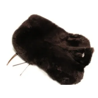 Echter Lammfellbezug, Sattelbezug für Ihren Westernsattel. Sitzfell mit Hornausschnitt in 2 verfügbaren Größen. Dunkelbraunes Lammfell - dicht und kräftig, atmungsaktiv und sauber verarbeitet