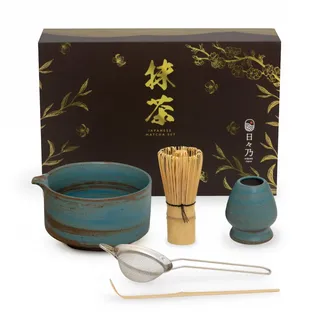 HIBINO Japanisches Matcha Set – Matcha Schale mit Ausguss, Matcha Besen & Halter, Bambus Löffel & Edelstahl-Sieb – 5-teilig – Traditionelles Matcha Kit – Design aus Japan – „Rustikales Türkis“