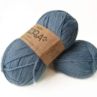 65 % Wolle, 35 % Alpaka-Garn, Drops Flora, 1 oder superfein, Griffgewicht, 4-lagig, 51 g, 230 Meter pro Knäuel (13 Denimblau).