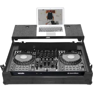 UDG Ultimate Flightcase Pioneer DJ DDJ-FLX10 Plus Laptop, Schwarz | 9-mm-Sperrholzschale; Schmetterlingsverriegelungen; integriertes Laptopfach; Trolley- und Radsystem; Schauminnere