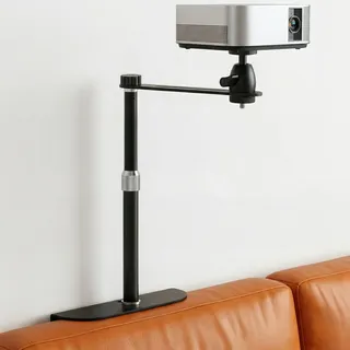 Beamer Ständer für Bett & Sofa, Projektorhalterung ohne Bohren – 360° Drehbarer Beamer Halterung Wand/Nachttisch, Stabil Stahl Beamer Wandhalterung für Schlafzimmer & Wohnzimmer (23.5–37.5 cm)