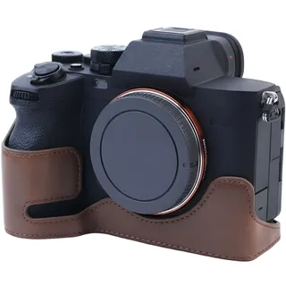 Sagreeny Schutzhülle kompatibel mit Sony a7 IV a7S III A1 A7M4 A7SM3 Alpha 1 A7IV Kamera, passgenaue PU-Leder-Halbhülle mit Öffnung am Boden und Handgriff-Design, kompakte Trage (Kaffee)