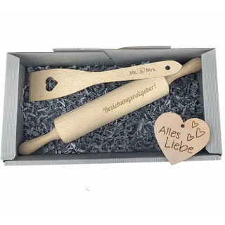 schenken-24 Hochzeitsgeschenk 'Beziehungsratgeber' - Pfannenwender mit Gravur - witziges Geschenk - Teigroller mit Gravur - Schriftzug Love - inkl. Geschenkverpackung