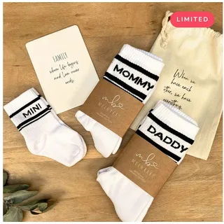 MeinBaby123® Tennissocken Geschenkset Schwangerschaft, Geschenk zur Geburt & Baby Shower (Set, 3er Socken Set inkl. Baumwollsäckchen und Karte) Geschenk frischgebackene Eltern,  Familiensocken Mama Papa Baby schwarz Mommy (35-38) Daddy (43-46) Mini (One Size - 3 - 24 Monate)