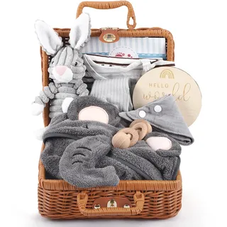 Vehoukli Geschenke zur Geburt für Jungen und Mädchen - 9-Teiliges Personalisiertes Baby-Geschenkset für Neugeborene mit Schmusetuch, Decke, Lätzchen, Socken, Dreieckstuch and Wooden Rattle