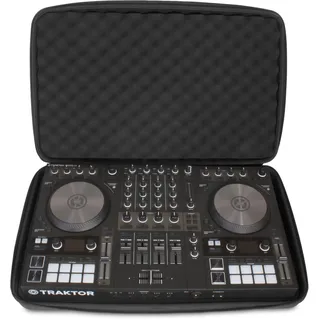 UDG Creator Hardcase NI Traktor Kontrol S4 MK3/S2 MK3/Numark Mixstream Pro | Formgepresste EVA-Schale; präzise geschnittener Schaumeinsatz; wasserabweisendes Nylon; tourgerecht