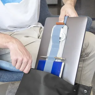 Beblau Slim Schlanker Schreibtisch Organizer zum Anbringen an Laptop & Notebook | Kabel Organizer & Büro Gadget | Flexibles Schreibtisch Zubehör für 13"-17" Laptops & A4-Notebooks | Stahlblau