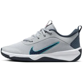 Nike Omni Multi-Court Hallenschuh für ältere Kinder - wolf grey/thunder blue-bright crimson 37.5
