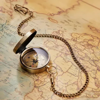 Taschenkompass aus Messing – vollfunktionsfähiger Kompass im antiken Nautik-Design, wasserdicht & tragbar mit 37 cm Kette – Ideal für Wandern, Outdoor, Camping& als gravierbares Geschenk