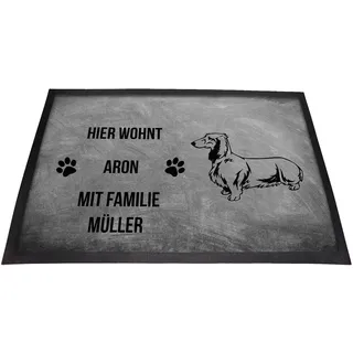 Tierisch-tolle Geschenke Dackel Langhaar Fußmatte mit Namen für innen & außen | Hier wohnt (Name1) mit Familie (Name2) | rutschfest | Waschbar | Fussmatte personalisiert | (Grau)