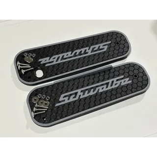 Trittbrett Set für Simson Schwalbe KR51 aus Kohlefaserkunststoff, 3D-gedruckt, witterungsbeständig, extrem stabil, mit Edelstahl Schrauben, Scheiben und Muttern, Aufschrift Schwalbe